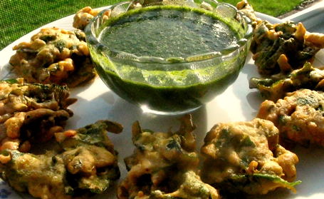 Palak Pakodis with Sweet and Hot Green Chutney ~ from Sharmi of Neivedyam