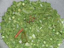 Sautï¿½ing the mint masala with onions and peas