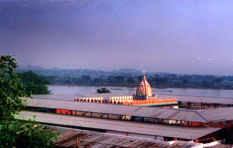 Mantralayam Temple on Thungabadra Teeram- Photo souce: www.gruraghavendra1.org